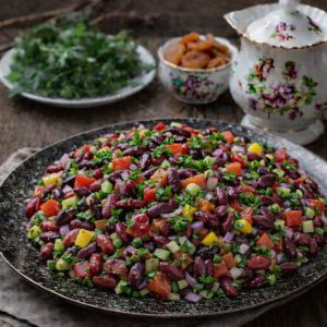 Салат с консервированой фасолью